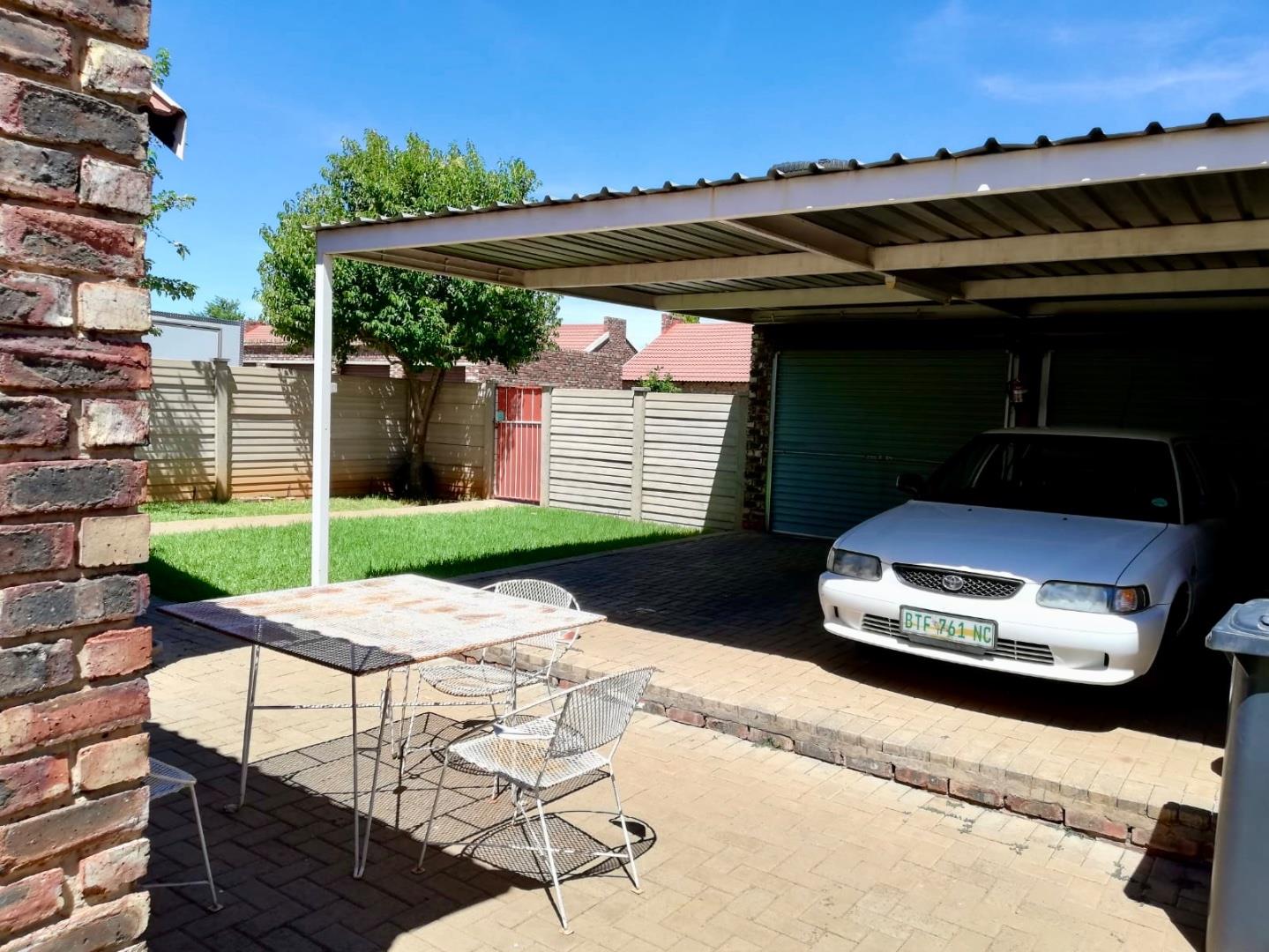 2 Bedroom Property for Sale in Langenhovenpark Free State